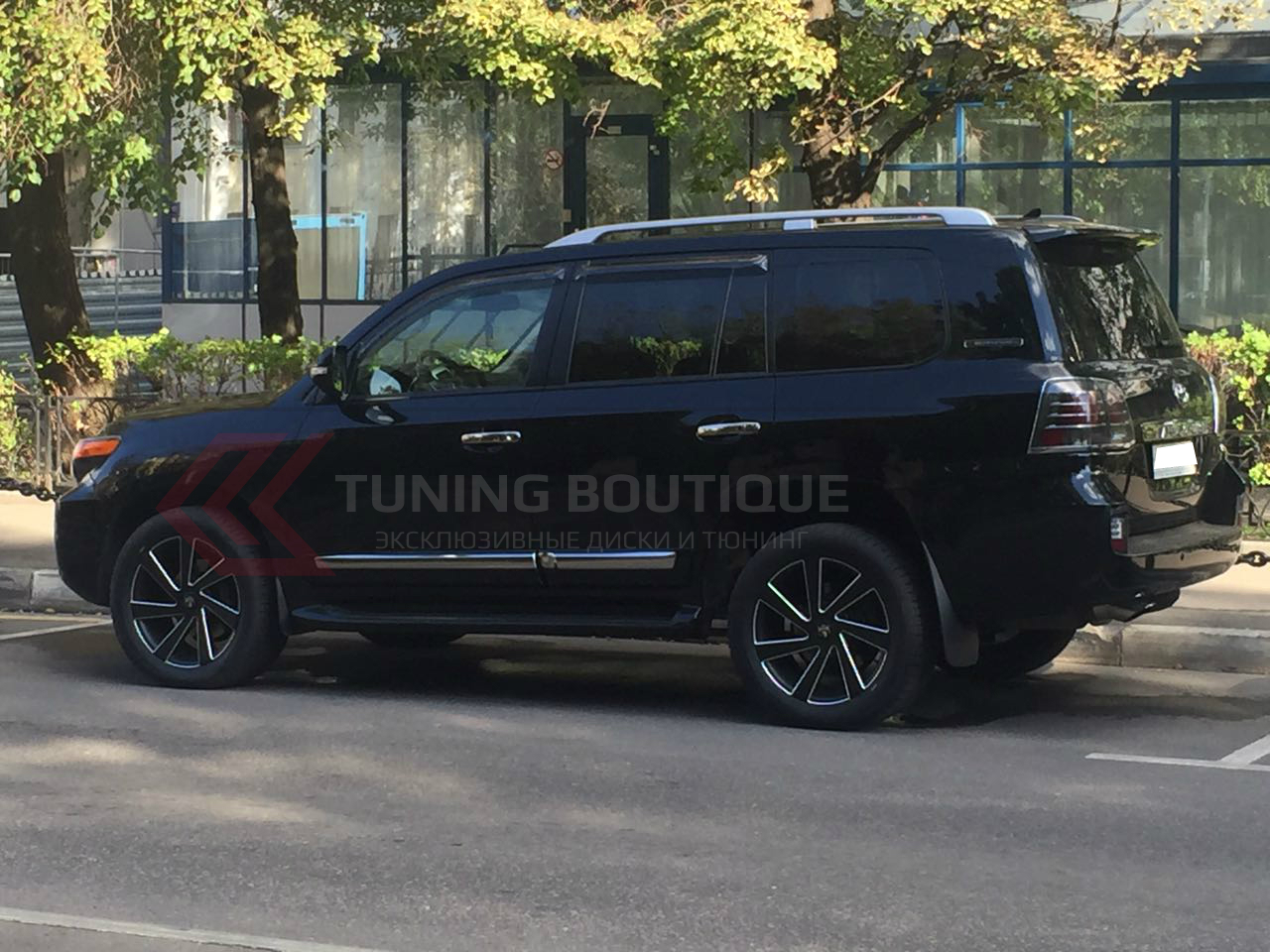 Toyota Land Cruiser 200 на 20" дисках DUB Directa фото 1